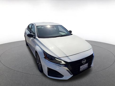 Used 2025 Nissan Altima 2.5 SV FWD image 3