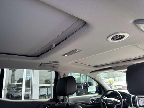 Used 2023 GMC Acadia SLT w/ Elevation Edition FWD image 11