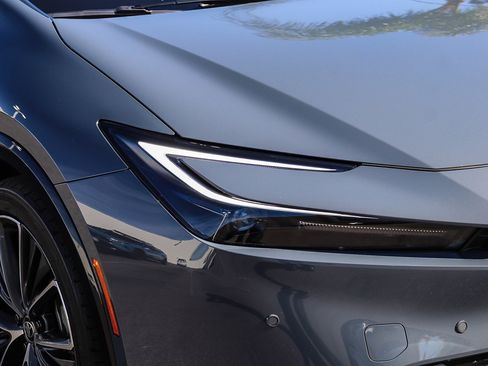 Used 2025 Toyota Prius XLE image 5