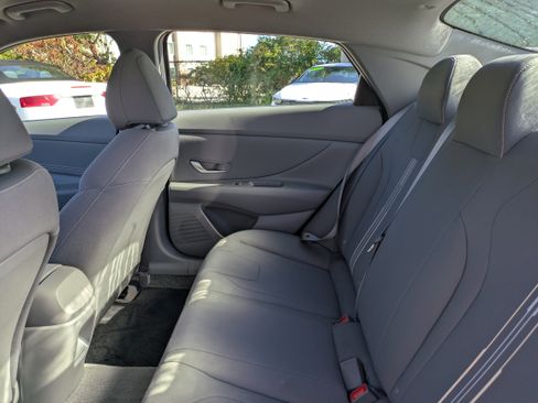 Used 2025 Hyundai Elantra Sport image 13