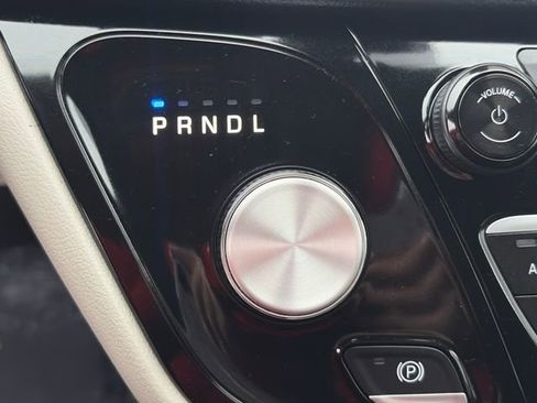 Used 2023 Chrysler Pacifica Touring-L FWD image 34