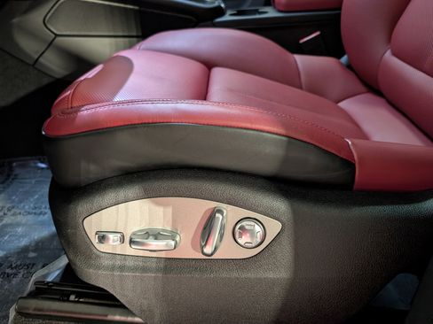 Certified 2025 Porsche Macan image 19