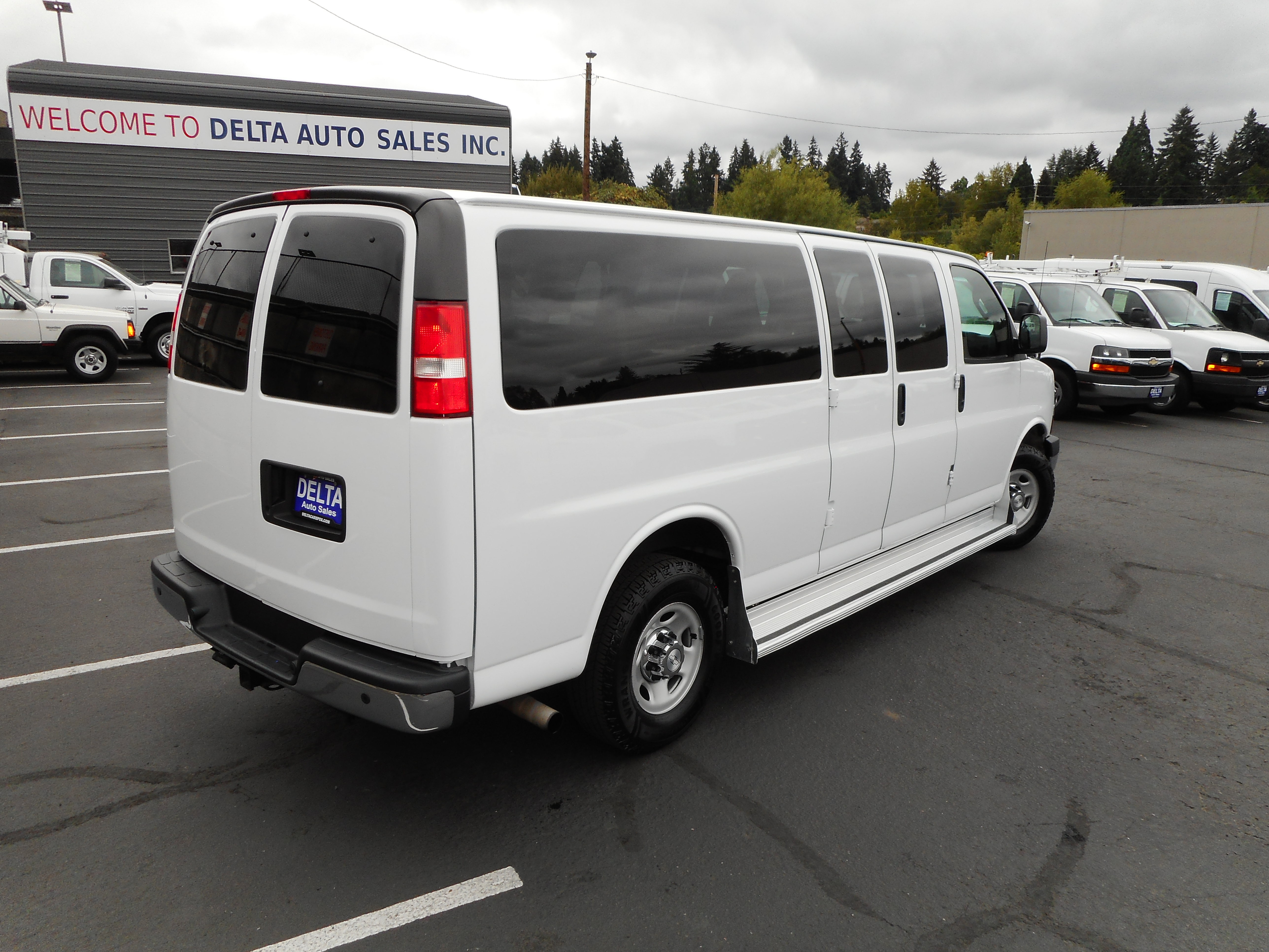 Used 2017 Chevrolet Express 3500 LT w/ LT Preferred Equipment Group RWD image 8