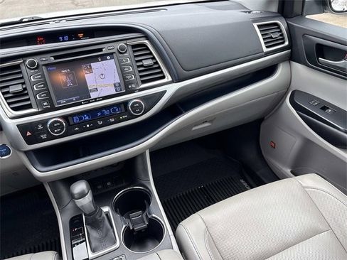 Used 2019 Toyota Highlander Limited image 16