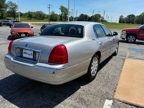 Used 2006 Lincoln Town Car Signature Limited RWD image 6