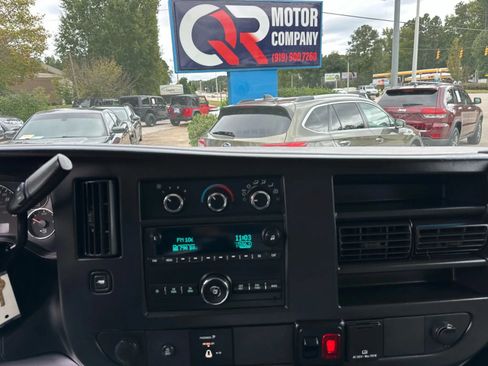 Used 2018 Chevrolet Express 3500 w/ Driver Convenience Package RWD image 20