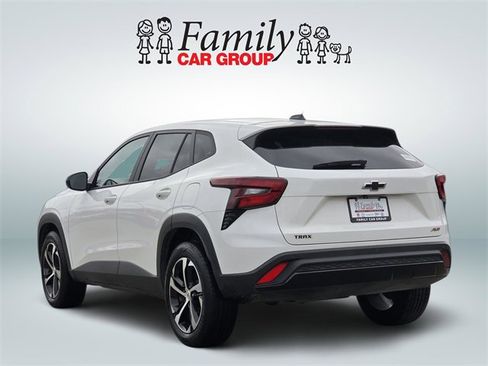 Used 2025 Chevrolet Trax RS w/ Sunroof Package image 3