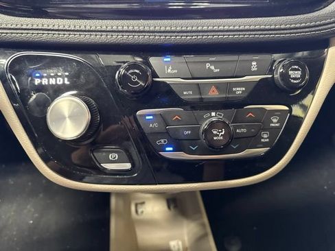 Used 2024 Chrysler Pacifica Limited FWD image 10