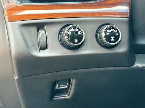 Used 2018 Cadillac Escalade Premium Luxury image 11