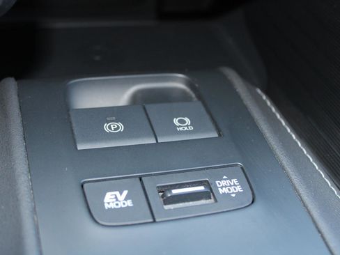 Used 2023 Toyota Venza XLE image 22