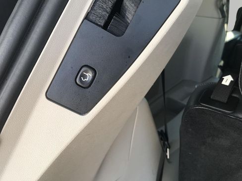 Used 2016 Chrysler Town & Country LX FWD image 13