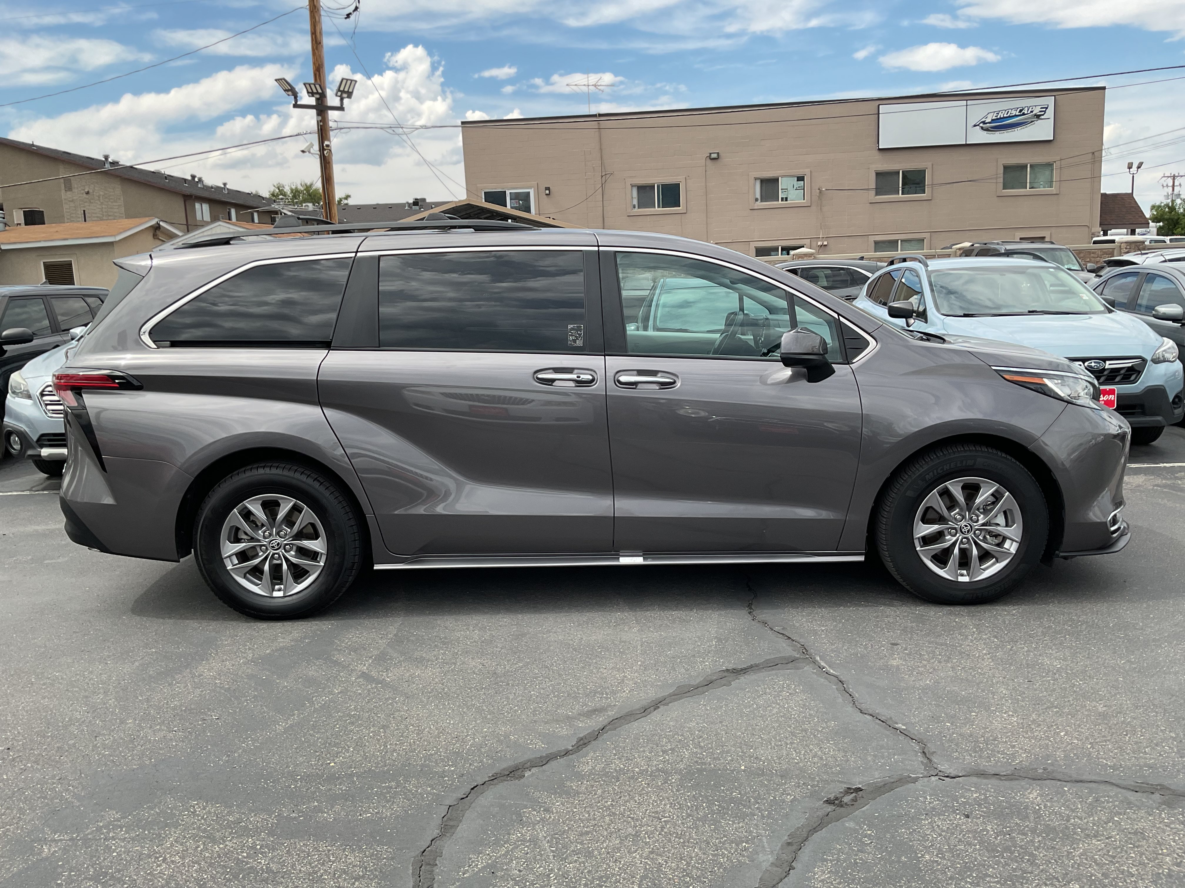 Used 2022 Toyota Sienna XLE w/ XLE Plus Package FWD image 4