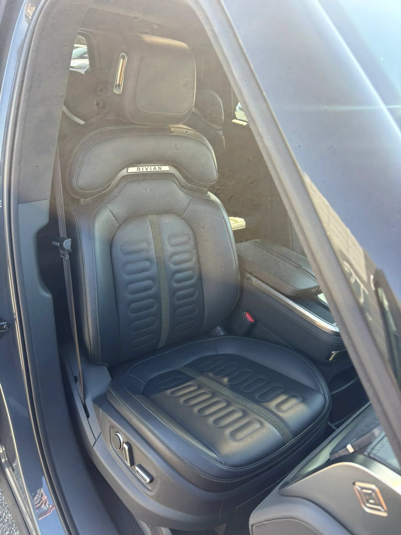 Used 2025 Rivian R1S Adventure Dual AWD/4WD image 14