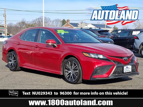 Used 2022 Toyota Camry SE image 1
