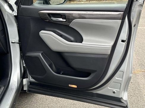 Used 2023 Toyota Highlander Limited image 8