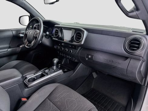 Used 2017 Toyota Tacoma TRD Sport AWD/4WD image 30