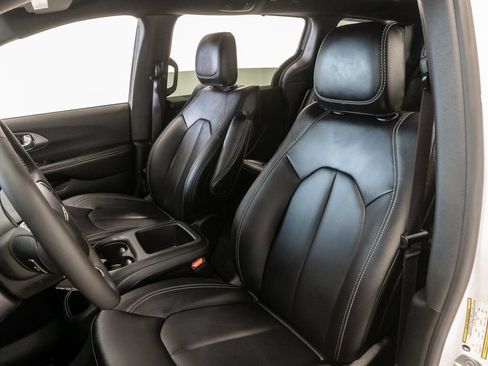 New 2026 Chrysler Pacifica Select FWD image 9