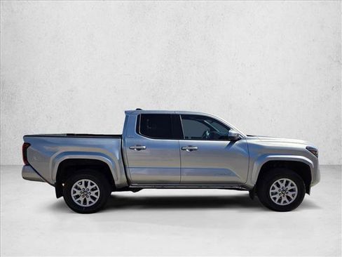 Certified 2024 Toyota Tacoma SR5 AWD/4WD image 4