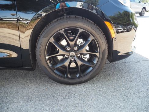 New 2026 Chrysler Pacifica Limited w/ Uconnect Theater Family Group image 5