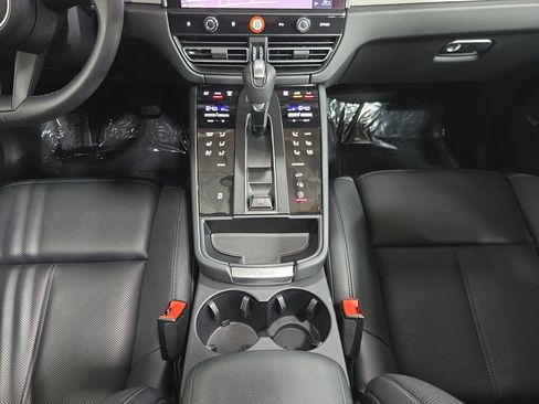 Certified 2025 Porsche Macan image 20