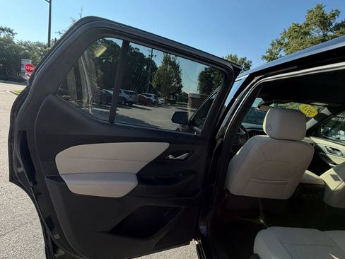 Used 2023 Chevrolet Traverse LS AWD/4WD image 9