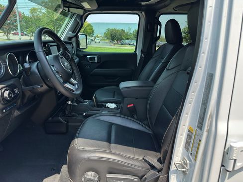 Used 2023 Jeep Wrangler Unlimited Sahara AWD/4WD image 17