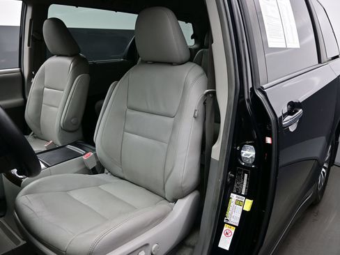 Used 2018 Toyota Sienna XLE Premium w/ Carpet Mat Package FWD image 15