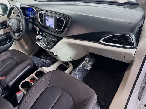 Used 2022 Chrysler Voyager LX image 28
