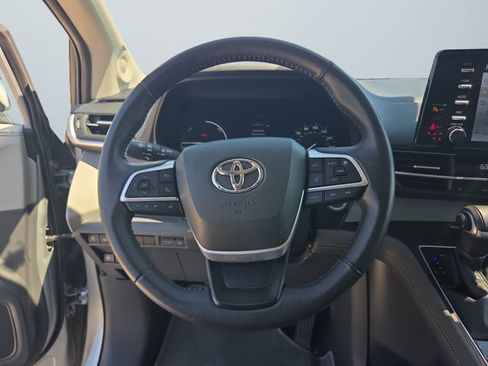 Used 2021 Toyota Sienna XLE w/ XLE Plus Package FWD image 13