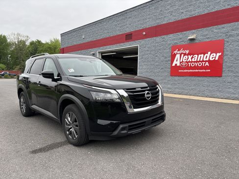 Used 2025 Nissan Pathfinder SV AWD/4WD image 1