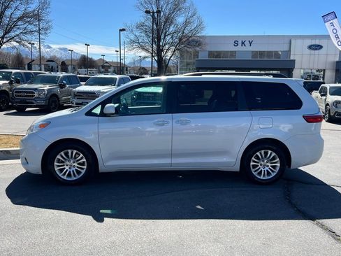 Used 2017 Toyota Sienna XLE w/ XLE Navigation Package image 12