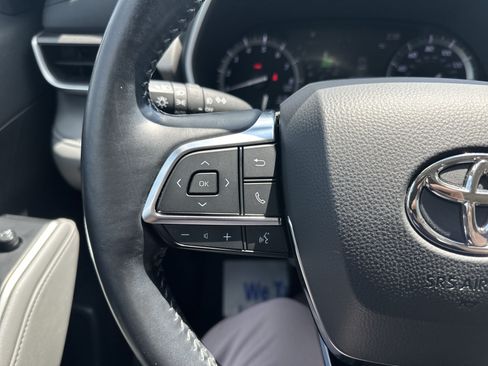 Used 2021 Toyota Highlander XLE AWD/4WD image 23