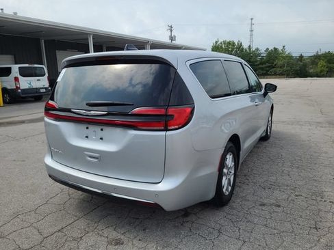 Used 2024 Chrysler Pacifica Touring-L FWD image 2