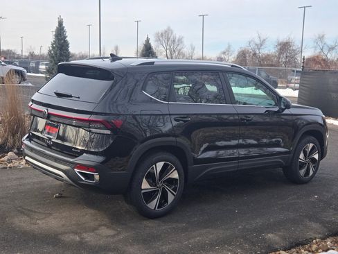 New 2026 Volkswagen Taos SE image 5