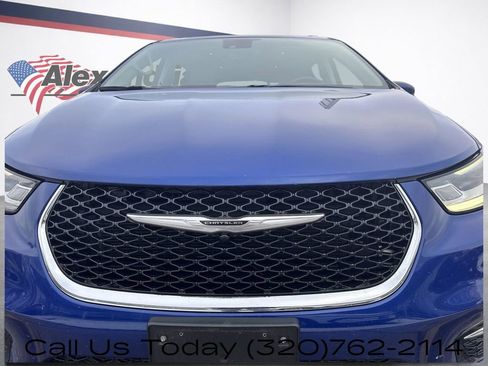 Used 2021 Chrysler Pacifica Touring-L image 11