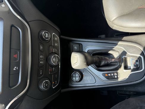 Used 2020 Jeep Cherokee Trailhawk AWD/4WD image 23
