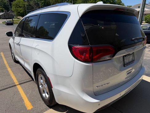Used 2017 Chrysler Pacifica Touring-L Plus FWD image 5