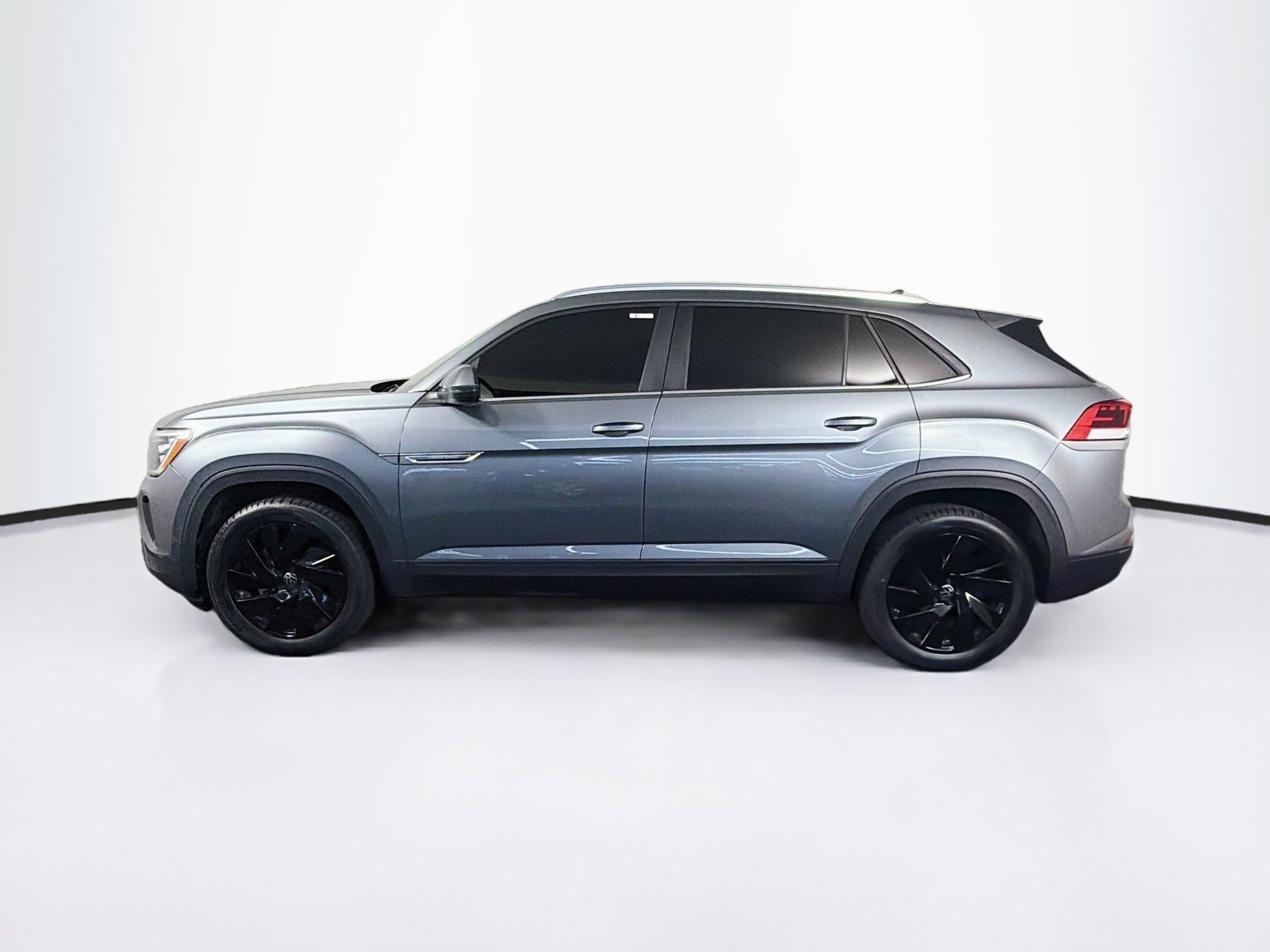 Used 2024 Volkswagen Atlas Cross Sport SE w/ Panoramic Sunroof Package FWD image 4