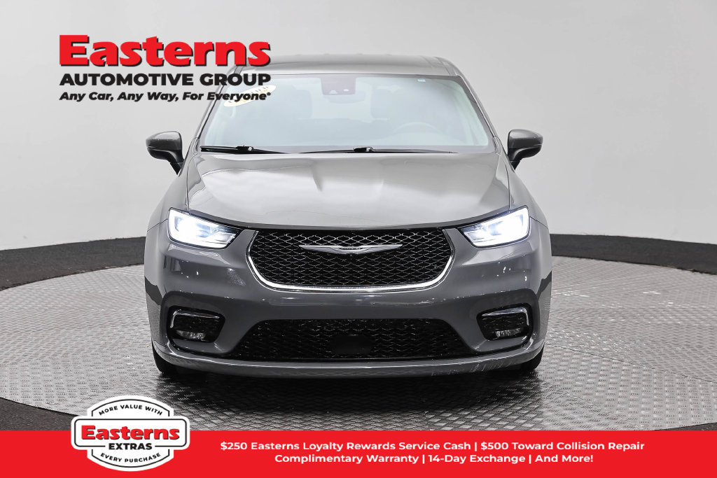 Used 2023 Chrysler Pacifica Touring-L FWD image 3
