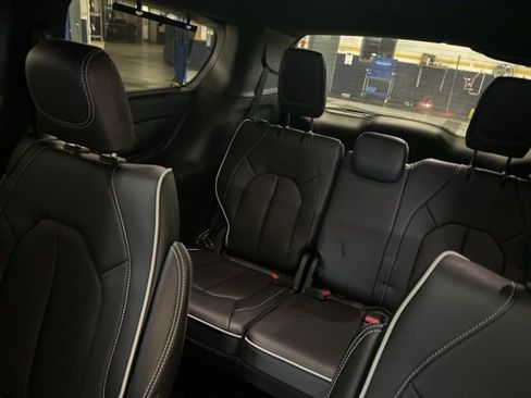 Used 2025 Chrysler Pacifica Limited image 32