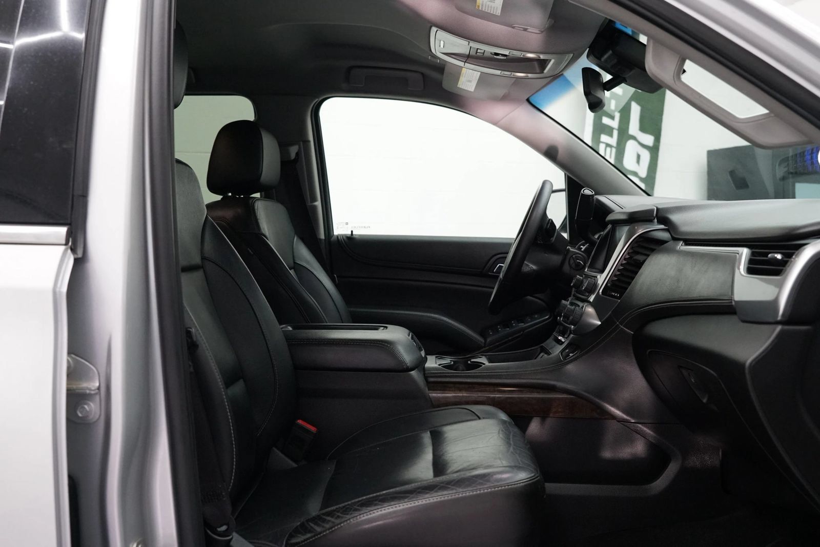 Used 2017 Chevrolet Suburban LT RWD image 29
