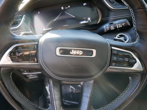 Used 2022 Jeep Grand Cherokee Overland w/ Adv Protech Group III AWD/4WD image 17