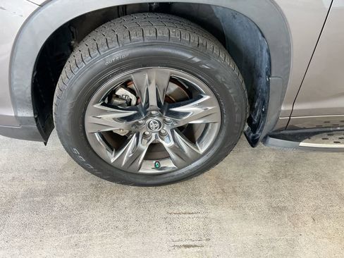 Used 2017 Toyota Highlander Limited image 10