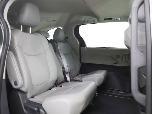 Used 2022 Toyota Sienna XLE FWD image 12