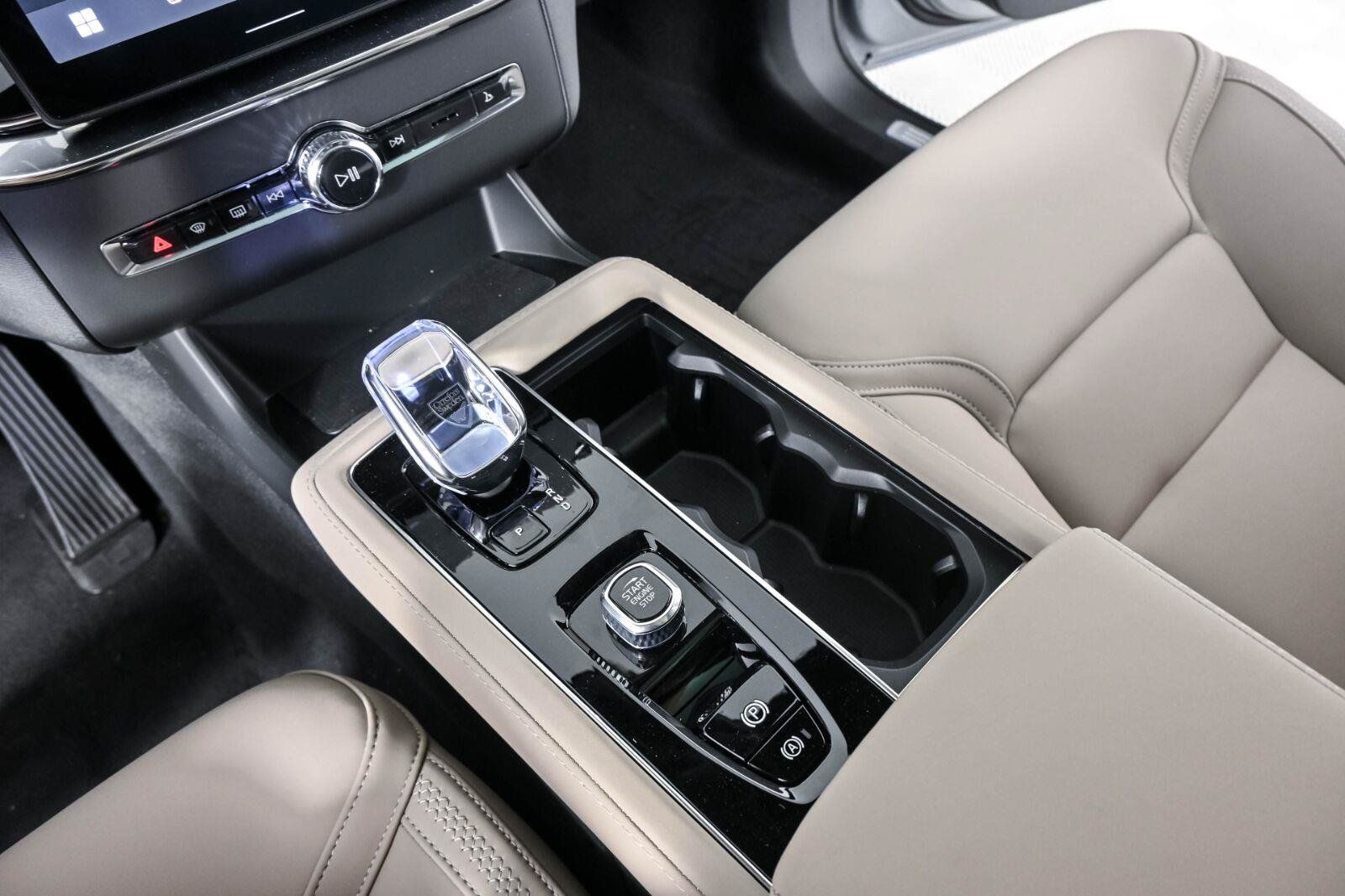 New 2026 Volvo XC90 T8 Plus w/ Protection Package Premier AWD/4WD image 16