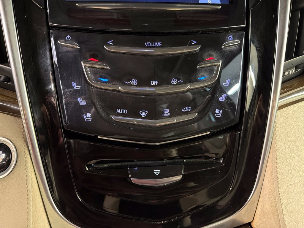 Used 2018 Cadillac Escalade Premium Luxury AWD/4WD image 12