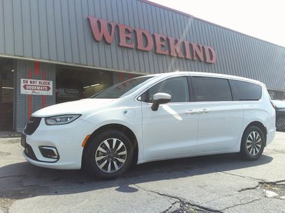 Used 2023 Chrysler Pacifica Touring-L