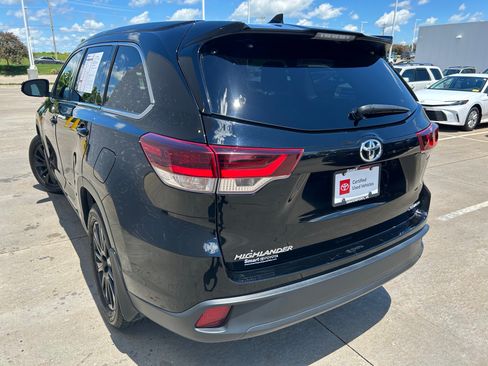 Used 2019 Toyota Highlander SE AWD/4WD image 4
