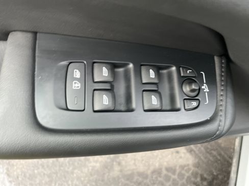 Used 2025 Volvo XC60 B5 Plus image 40