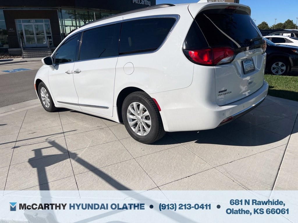 Used 2017 Chrysler Pacifica Touring-L FWD image 8